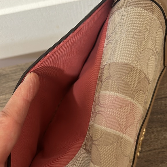 COACH CLUTCH CROSSBODY IN SIGNATUREE JACQUARD WITH STRIPES IN CREAM AND PINK - Picture 8 of 9